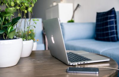 手机屏幕显示yy体育App缓存管理界面的近景截图